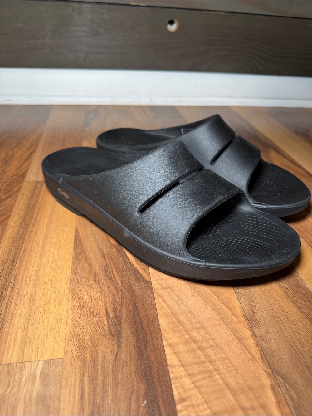 OOFOS Black Slide Sandals M 9 W11